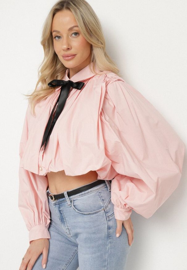 Born2be - Różowa Bawełniana Koszula o Bufiastym Kroju z Kokardą w Stylu Retro Drulla. Okazja: na co dzień. Typ kołnierza: kokarda. Kolor: różowy. Materiał: bawełna. Długość rękawa: długi rękaw. Długość: długie. Styl: retro