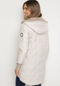 Born2be - Jasnoszara Pikowana Kurtka z Kapturem i Przedłużonym Tyłem Tulara. Okazja: na co dzień. Typ kołnierza: kaptur. Kolor: szary. Materiał: jeans. Wzór: aplikacja. Styl: casual, elegancki #3