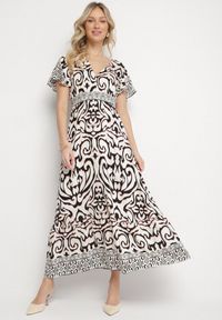 Born2be - Czarna Sukienka o Rozkloszowanym Kroju w Ornamentalny Wzór Tillivene. Okazja: na co dzień. Typ kołnierza: dekolt w kształcie V. Kolor: czarny. Długość rękawa: krótki rękaw. Styl: casual #1