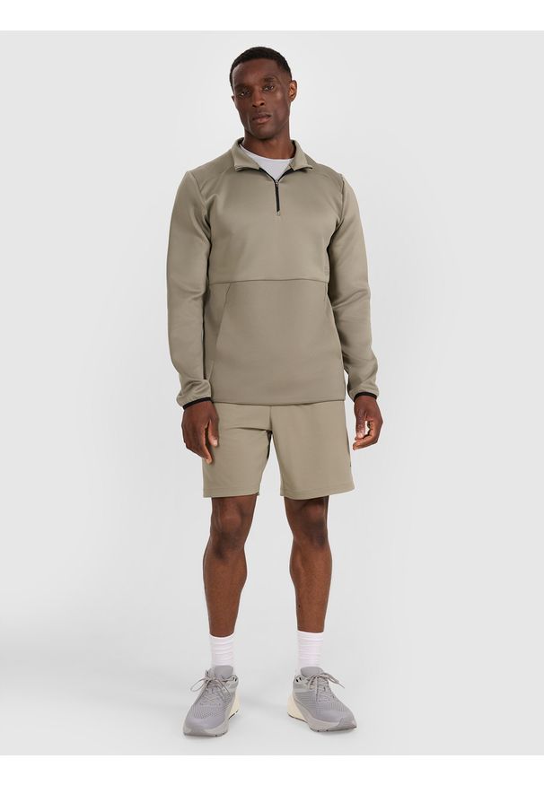 4f - 4F Bluza treningowa regular szybkoschnąca męska - oliwkowa/khaki XL. Okazja: na co dzień. Typ kołnierza: bez kaptura, kołnierzyk stójkowy. Kolor: oliwkowy, brązowy, wielokolorowy. Materiał: dzianina, włókno, syntetyk, materiał, tkanina, elastan. Długość: krótkie. Wzór: gładki, ze splotem. Styl: klasyczny, sportowy, casual. Sport: fitness, bieganie