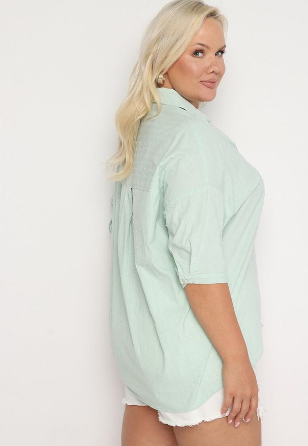 Born2be - Jasnozielona Bawełniana Koszula z Krótkim Rękawem Tinalyni. Okazja: na spotkanie biznesowe, do pracy. Kolekcja: plus size. Kolor: zielony. Materiał: bawełna. Długość rękawa: krótki rękaw. Długość: krótkie. Styl: biznesowy, klasyczny, elegancki