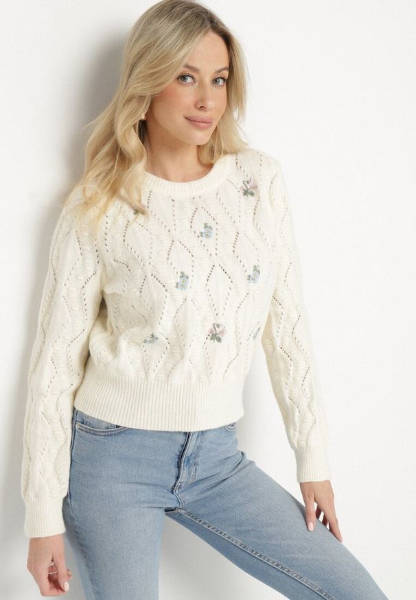 Born2be - Jasnobeżowy Sweter o Klasycznym Kroju z Haftowanymi Kwiatami Chasane. Kolor: beżowy. Materiał: wełna, bawełna. Wzór: kwiaty, haft. Styl: klasyczny