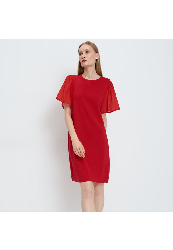 Mohito - Sukienka z szyfonowym rękawem - Czerwony. Kolor: czerwony. Materiał: szyfon