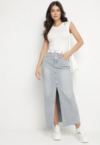Born2be - Jasnoniebieska Ołówkowa Spódnica Jeansowa z Rozcięciem z Przodu Limirea. Okazja: na co dzień. Kolor: niebieski. Materiał: jeans. Styl: casual #6