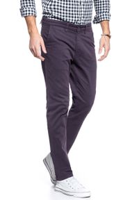 Wrangler - WRANGLER SPODNIE MĘSKIE CHINO AUBERGINE W16LRN450. Materiał: materiał #7