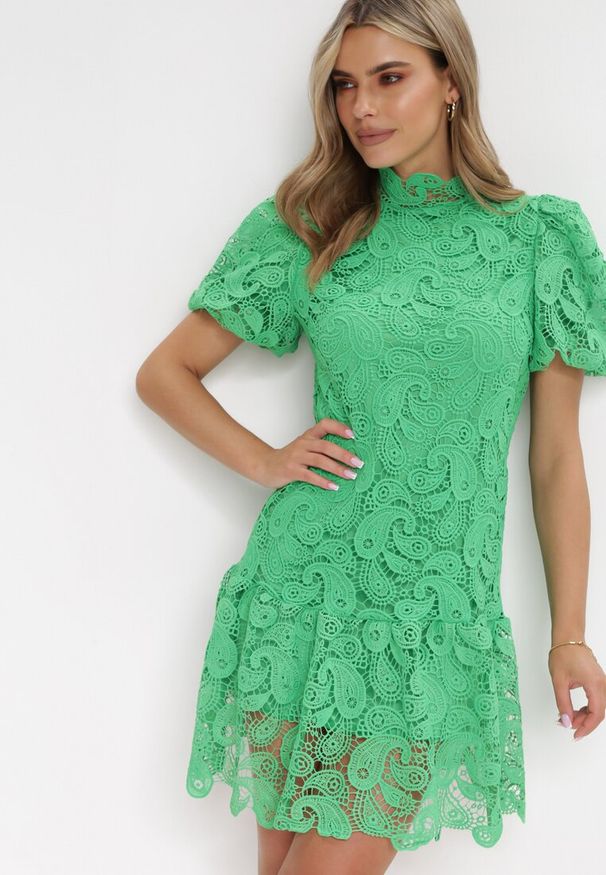 Born2be - Zielona Koronowa Sukienka ze Stójką i Bufiastym Rękawem Suminori. Typ kołnierza: kołnierzyk stójkowy. Kolor: zielony. Materiał: koronka. Długość: mini