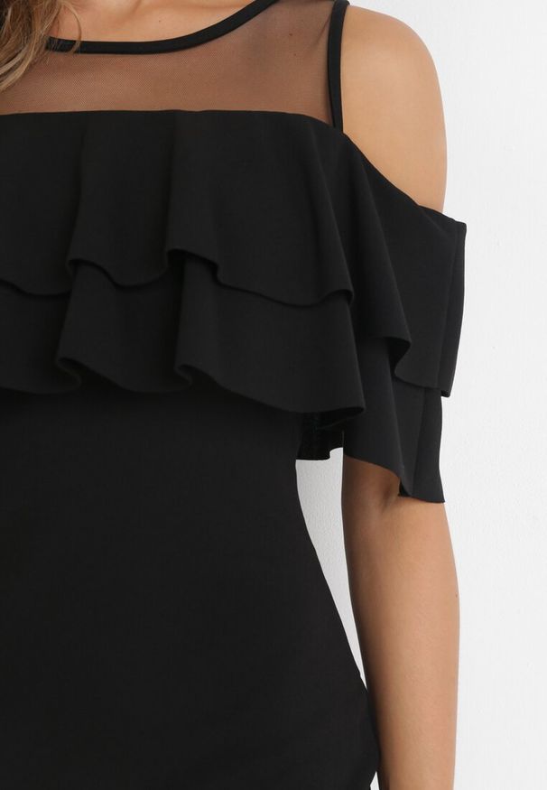 Born2be - Czarna Taliowana Sukienka bez Rękawów z Falbanką Cynanthe. Typ kołnierza: kołnierz z falbankami. Kolor: czarny. Długość rękawa: bez rękawów