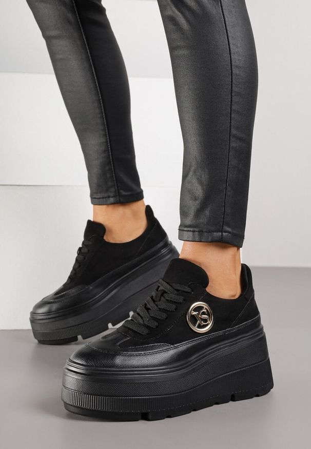 Born2be - Czarne Sneakersy Vices na Platformie Zdobione Okrągłą Aplikacją Wodvire. Okazja: na co dzień, na spacer. Nosek buta: okrągły. Kolor: czarny. Materiał: jeans. Szerokość cholewki: normalna. Wzór: aplikacja. Obcas: na platformie. Sport: turystyka piesza