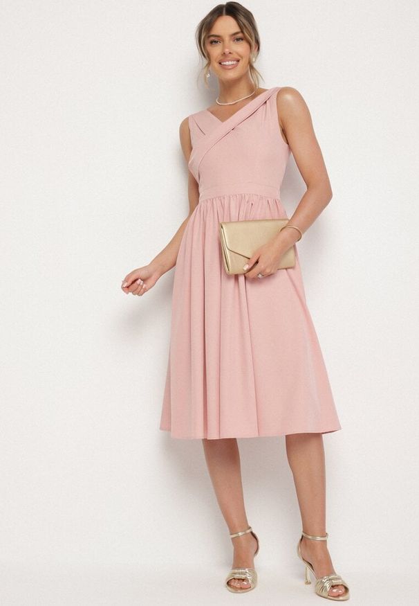 Born2be - Różowa Klasyczna Rozkloszowana Sukienka Vices Tolissela. Okazja: na co dzień. Kolor: różowy. Wzór: gładki, aplikacja. Styl: klasyczny