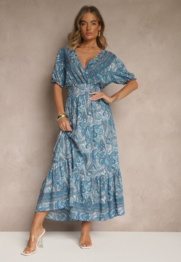 Renee - Niebieska Rozkloszowana Sukienka z Bawełny Zdobiona Wzorem Paisley Folitea. Typ kołnierza: dekolt w serek. Kolor: niebieski. Materiał: bawełna. Wzór: paisley, aplikacja. Sezon: wiosna