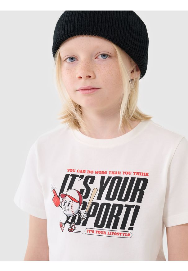 4f - 4F T-shirt regular z nadrukiem chłopięcy - biały 128 (7-8 lat). Okazja: na co dzień. Kolor: biały. Materiał: jersey, bawełna, dzianina. Długość rękawa: krótki rękaw. Długość: krótkie. Wzór: nadruk. Sezon: lato. Styl: sportowy, klasyczny, casual