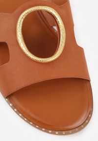 Born2be - Brązowe Klapki VICES z Wycięciem i Metalową Ozdobą Acacine. Okazja: na co dzień. Kolor: brązowy. Wzór: aplikacja. Sezon: lato. Styl: casual, elegancki #3