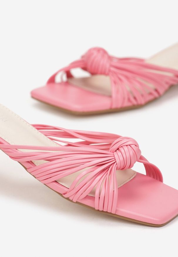 Born2be - Czerwone Klapki na Płaskim Obcasie ze Splątanymi Paskami Melani. Okazja: na co dzień. Kolor: czerwony. Obcas: na obcasie. Styl: elegancki, casual. Wysokość obcasa: niski