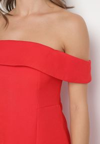 Born2be - Czerwona Taliowana Sukienka z Dekoltem Bandeau z Zakładką Zelzemis. Kolor: czerwony. Styl: klasyczny, elegancki #7