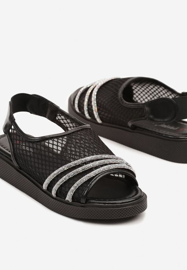 Renee - Czarne Sandały z Siateczkową Cholewką i Cyrkoniami Firvia. Okazja: na co dzień. Zapięcie: sprzączka. Kolor: czarny. Obcas: na obcasie. Styl: casual, elegancki, wizytowy. Wysokość obcasa: niski