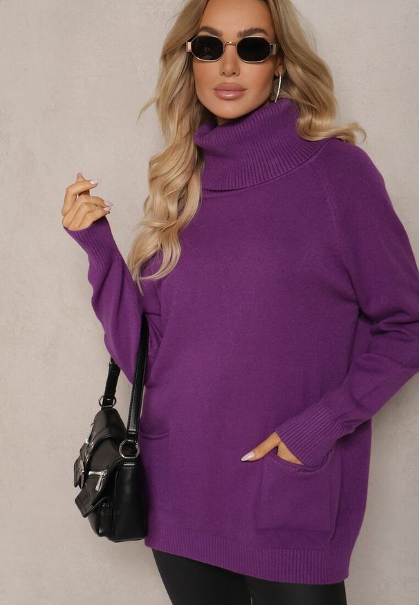 Renee - Fioletowy Casualowy Golf z Domieszką Wiskozy Ozdobiony Małymi Kieszeniami Viasya. Okazja: na co dzień. Typ kołnierza: golf. Kolekcja: plus size. Kolor: fioletowy. Długość: długie. Wzór: aplikacja. Materiał: wiskoza. Długość rękawa: długi rękaw. Styl: casual