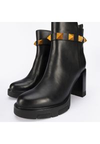 Wittchen - Damskie botki skórzane z ozdobnymi ćwiekami czarne. Okazja: na co dzień. Zapięcie: pasek. Kolor: czarny. Materiał: skóra. Sezon: lato. Obcas: na obcasie. Styl: rockowy, casual, elegancki. Wysokość obcasa: średni #2