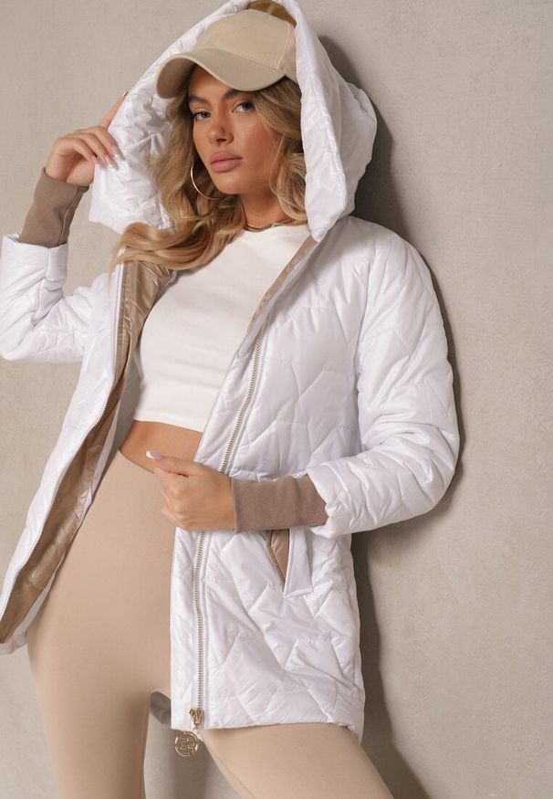 Renee - Biała Kurtka Ozdobiona Pikowaniem z Rękawami Zakończonymi Ściągaczami i Kapturem Celosira. Okazja: na co dzień, na spacer. Kolor: biały. Materiał: jeans. Wzór: aplikacja. Styl: casual, elegancki