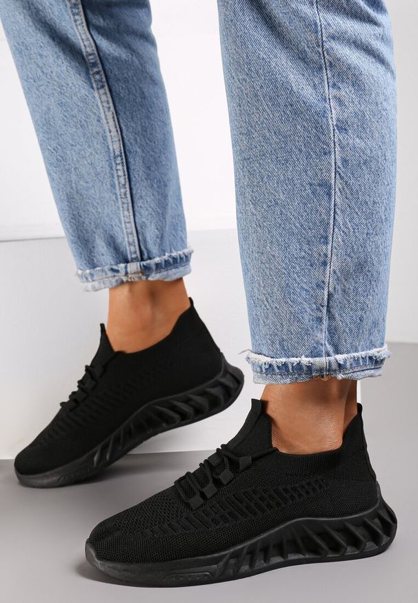 Renee - Czarne Buty Sportowe Eudiopis. Nosek buta: okrągły. Zapięcie: bez zapięcia. Kolor: czarny. Materiał: materiał. Szerokość cholewki: normalna. Wzór: aplikacja. Obcas: na płaskiej podeszwie