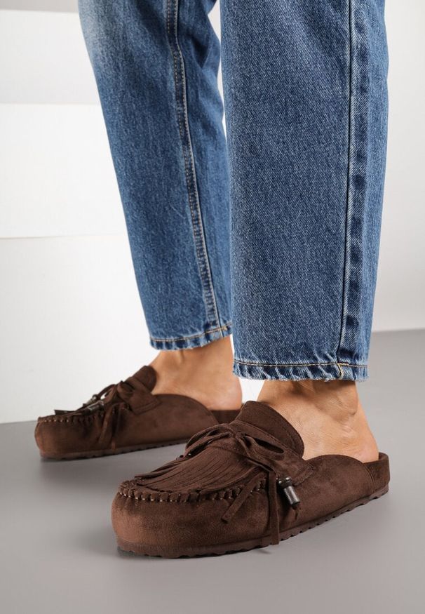 Born2be - Ciemnobrązowe Klapki z Frędzlami i Kokardą Narialla. Okazja: na spacer, na co dzień. Kolor: brązowy. Sezon: lato. Styl: casual