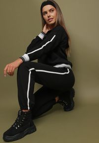 Born2be - Czarny Bawełniany Komplet Dresowy Bluza Kangurka i Spodnie z Lampasami Cantoe. Kolor: czarny. Materiał: dresówka, bawełna. Wzór: aplikacja