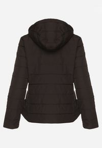 Born2be - Czarna Kurtka Przejściowa z Kapturem i Ozdobnym Pikowaniem Cilvessa. Okazja: na spacer, na co dzień. Typ kołnierza: kaptur. Kolor: czarny. Materiał: poliester, jeans. Styl: casual, elegancki, klasyczny #2