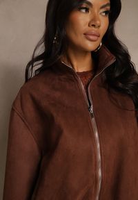 Renee - Brązowa Zasuwana Kurtka Bomberka w Stylistyce Y2K Zenora. Okazja: na co dzień. Kolor: brązowy. Materiał: jeans. Długość rękawa: długi rękaw. Długość: długie. Styl: casual, vintage, elegancki, sportowy #3