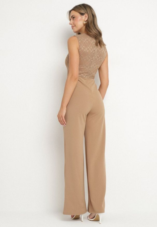 Born2be - Beżowy Kombinezon bez Rękawów z Metaliczną Ozdobą i Prostymi Nogawkami Karivalle. Okazja: na co dzień. Kolor: beżowy. Długość rękawa: bez rękawów. Wzór: aplikacja. Styl: klasyczny, casual, elegancki