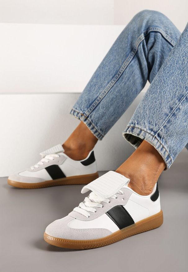 Born2be - Biało-Czarne Sneakersy na Płaskiej Podeszwie z Wywiniętym Językiem Felilora. Okazja: na co dzień. Kolor: biały. Materiał: jeans. Obcas: na płaskiej podeszwie