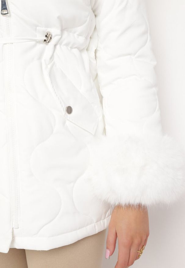 Born2be - Biała Kurtka Ozdobiona Futerkiem ze Ściągaczami w Talii i Kapturem Atermi. Kolor: biały. Materiał: futro. Wzór: aplikacja. Sezon: zima, jesień