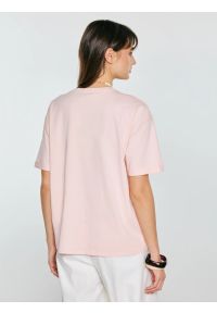Big-Star - Koszulka damska z nadrukiem jasnoróżowa Lika 600. Kolor: różowy. Materiał: materiał, dzianina. Długość rękawa: krótki rękaw. Wzór: nadruk. Sezon: wiosna, lato. Styl: elegancki #3