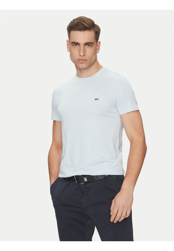 Lacoste T-Shirt TH6709 Błękitny Regular Fit. Kolor: niebieski. Materiał: bawełna