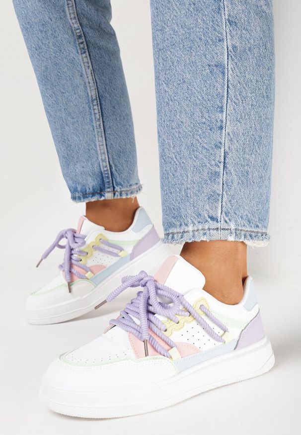Born2be - Biało-Fioletowe Sneakersy Rilvora. Nosek buta: okrągły. Zapięcie: sznurówki. Kolor: biały. Materiał: materiał. Obcas: na obcasie. Wysokość obcasa: niski
