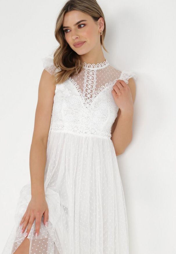 Born2be - Biała Sukienka Clymotis. Okazja: na wesele, na ślub cywilny, na imprezę. Kolor: biały. Materiał: koronka, tiul. Wzór: koronka. Styl: elegancki, wizytowy