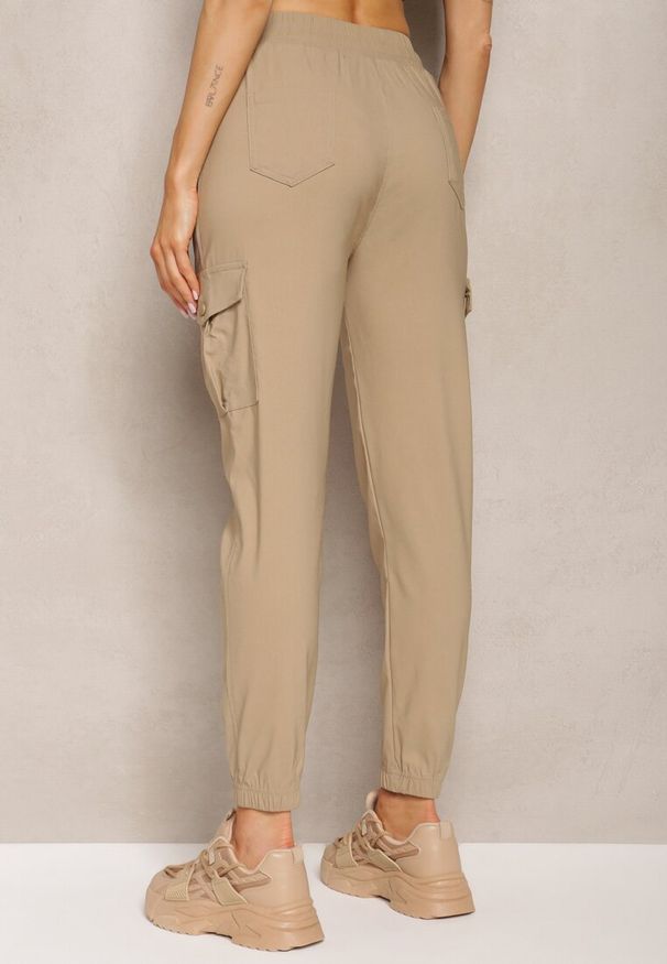 Renee - Beżowe Spodnie High Waist o Fasonie Bojówek Istredda. Stan: podwyższony. Kolor: beżowy. Materiał: materiał. Wzór: moro. Styl: militarny