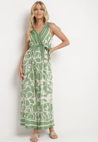 Born2be - Zielony Kopertowy Kombinezon z Wiskozą Wykończony Gumką w Talii z Materiałowym Paskiem Inatia. Okazja: na co dzień. Kolor: zielony. Materiał: materiał, wiskoza. Długość: długie. Styl: casual, elegancki #1