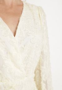 Born2be - Jasnobeżowa Koronkowa Sukienka z Kopertowym Dekoltem i Marszczeniami Labisse. Kolor: beżowy. Materiał: koronka. Typ sukienki: kopertowe. Styl: klasyczny #7