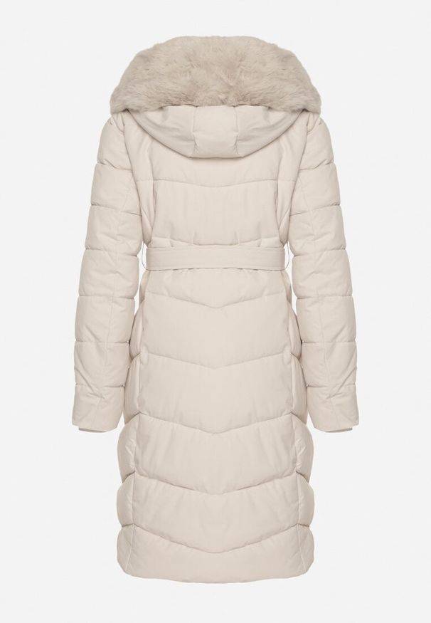 Born2be - Biała Pikowana Kurtka z Futerkowym Obszyciem i Paskiem Samiria. Okazja: na co dzień, na spotkanie biznesowe, do pracy. Kolor: biały. Materiał: dzianina, poliester, jeans, futro. Styl: casual, biznesowy, klasyczny