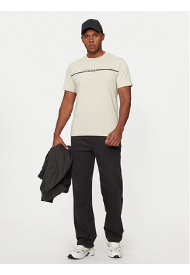 Calvin Klein T-Shirt K10K113802 Beżowy Regular Fit. Kolor: beżowy. Materiał: bawełna