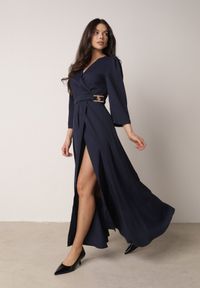 Born2be - Granatowa Kopertowa Sukienka Wieczorowa z Metaliczną Aplikacją w Talii Henalana. Okazja: na imprezę. Typ kołnierza: dekolt w serek. Kolor: niebieski. Wzór: aplikacja. Typ sukienki: kopertowe. Styl: wizytowy #3