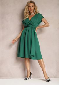 Renee - Zielona Sukienka Midi z Kopertowym Dekoltem o Rozkloszowanym Fasonie Tenero. Typ kołnierza: dekolt kopertowy. Kolor: zielony. Typ sukienki: kopertowe. Długość: midi #1