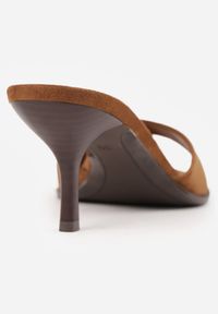 Renee - Jasnobrązowe Eleganckie Klapki VICES na Niskiej Szpilce z Imitacji Zamszu Hartar. Kolor: brązowy. Materiał: zamsz. Obcas: na obcasie. Styl: elegancki. Wysokość obcasa: średni #6