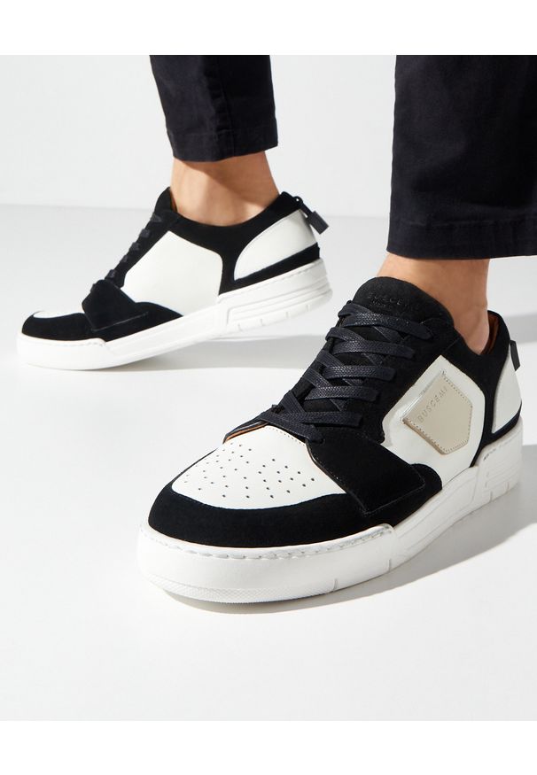 BUSCEMI - Sneakersy z ozdobną czarną kłódką. Nosek buta: okrągły. Kolor: czarny. Materiał: guma. Wzór: aplikacja