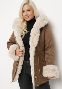 Born2be - Brązowa Kurtka Parka z Kapturem i Odpinanymi Futerkowymi Wstawkami Ściągana w Pasie Savanella. Okazja: na co dzień. Typ kołnierza: kaptur. Kolekcja: plus size. Kolor: brązowy. Materiał: jeans, dzianina. Styl: casual, klasyczny