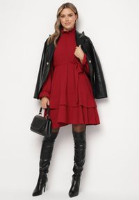 Born2be - Bordowa Sukienka z Falbanami i Marszczonym Golfem z Dodatkowym Wiązanym Paskiem Savelina. Okazja: na imprezę. Typ kołnierza: golf. Kolor: czerwony. Typ sukienki: rozkloszowane. Styl: elegancki, klasyczny #5