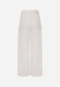 Born2be - Białe Szerokie Jeansy z Bawełny z Wysokim Stanem Jyneli. Okazja: na co dzień, do pracy. Stan: podwyższony. Kolor: biały. Długość: krótkie. Styl: casual, klasyczny, elegancki #2