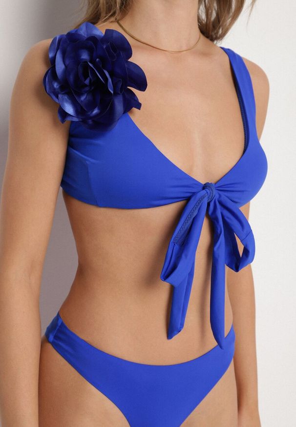 Born2be - Niebieskie Bikini Biustonosz z Odpinanym Kwiatem 3D Majtki Typu Figi i Siateczkowe Pareo Folane. Kolor: niebieski. Wzór: kwiaty