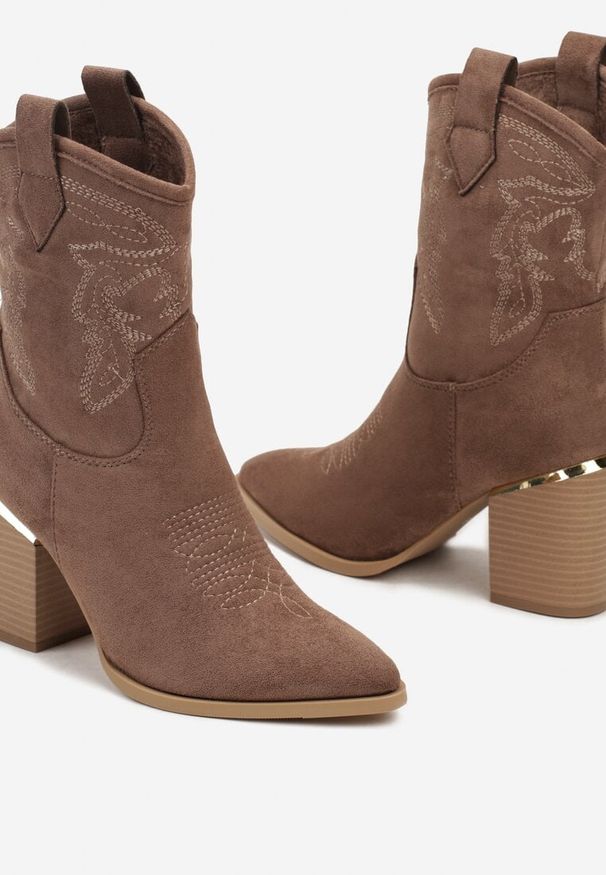 Born2be - Ciemnobeżowe Botki Kowbojki na Obcasie Ozdobione Haftem Mevael. Okazja: na co dzień, do pracy. Kolor: beżowy. Materiał: jeans. Wzór: aplikacja, haft. Obcas: na obcasie. Styl: casual, boho, elegancki, klasyczny. Wysokość obcasa: średni