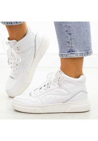 Białe sportowe buty damskie Vinceza 8786 Wt. Kolor: biały. Materiał: skóra. Obcas: na obcasie. Wysokość obcasa: średni