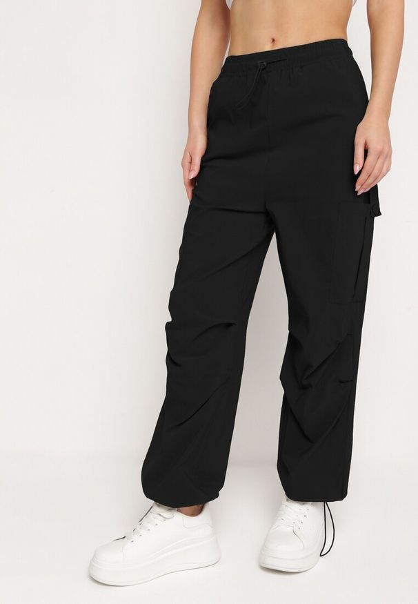 Born2be - Czarne Spodnie Bojówki z Wysokim Stanem z Gumką w Pasie z Kieszeniami Biorella. Okazja: na co dzień. Stan: podwyższony. Kolor: czarny. Długość: długie. Styl: casual, elegancki
